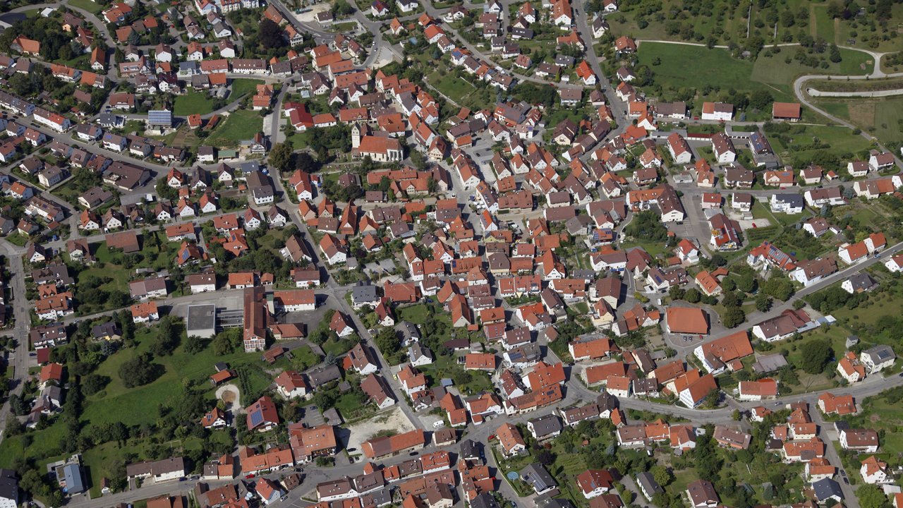 Bild zeigt Beuren aus der Luft im Jahr 2009