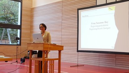 Regierungspräsidentin Bay begrüßt die Teilnehmenden des Biberberatendentreffens