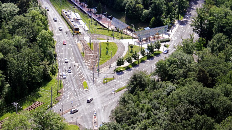 Bild zeigt Verkehr an einer Kreuzung