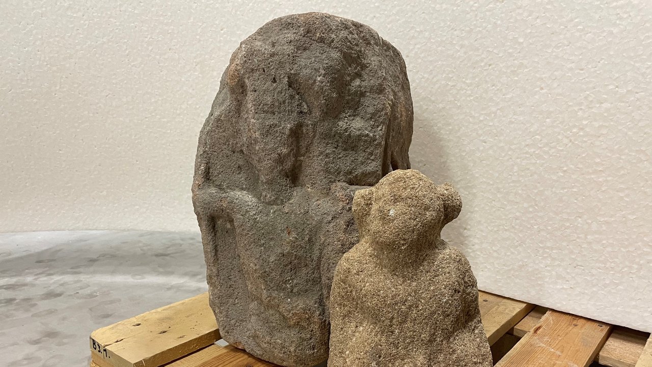 Die Skulptur des neu gefundenen Giganten vereint mit dem bereits 1908 entdeckten Viergötterstein. Dieser befindet sich im Depot des Landesmuseums Württemberg. Beide Steine waren einst Bestandteil einer römischen Jupiter-Giganten-Säule