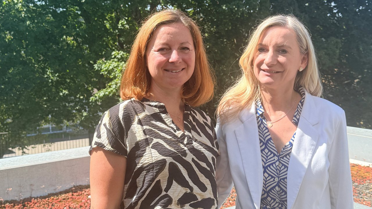 Janette Reiser (rechts), zuständige Referentin am Regierungspräsidium Stuttgart, überreicht Susanne Bergter (links) das Bestellungsschreiben von Kultusminister Andreas Jung. 