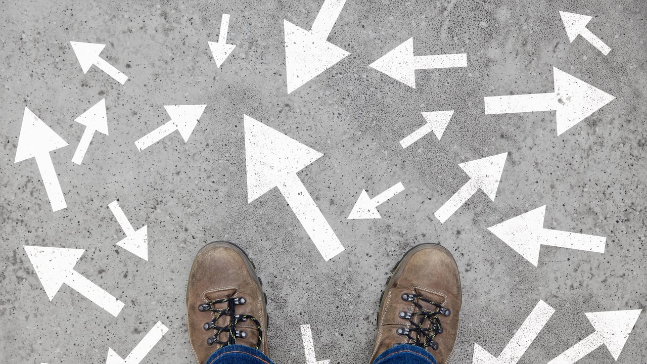 Viele Pfeile als Strategie und Entscheidung Konzept