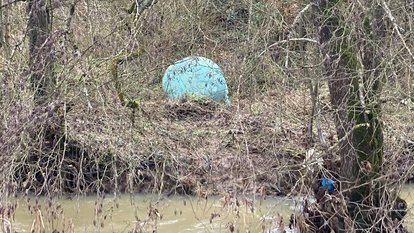 Siloballen liegt im Grünstreifen neben der Jagst