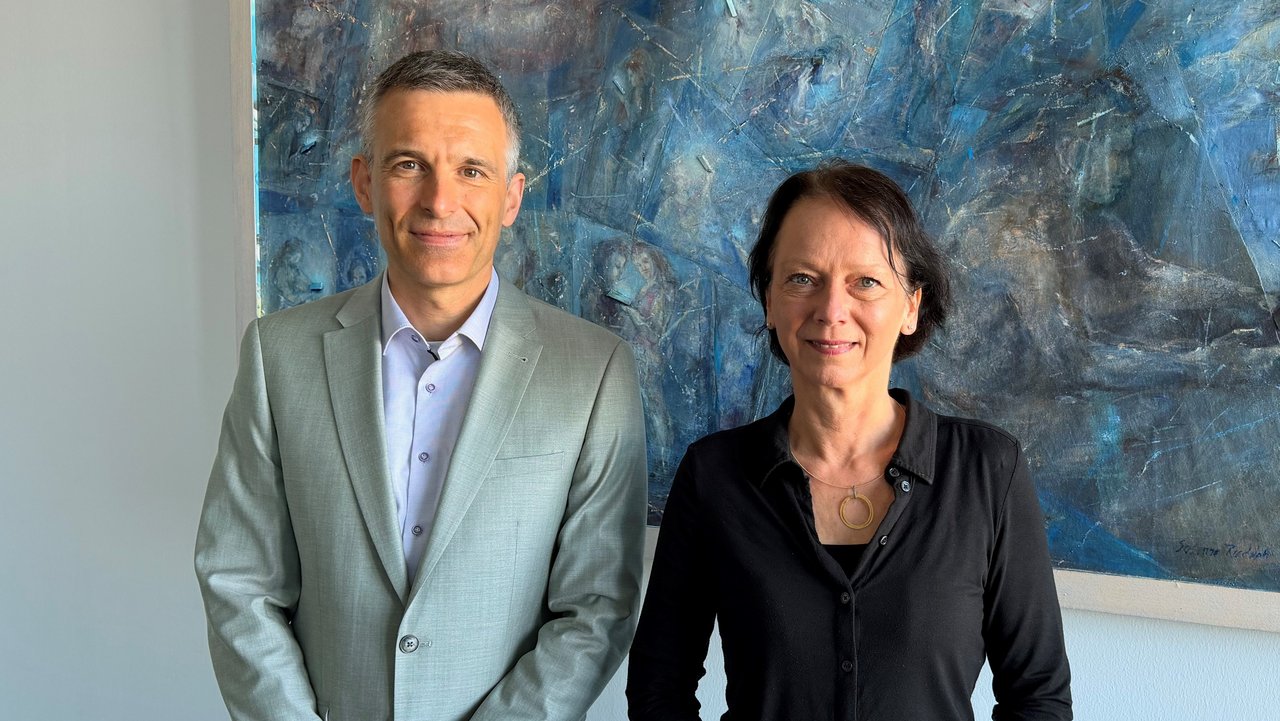 Bild zeigt Regierungspräsidentin Susanne Bay mit dem neuen Leiter der Abteilung Umwelt, Benjamin Heemeier