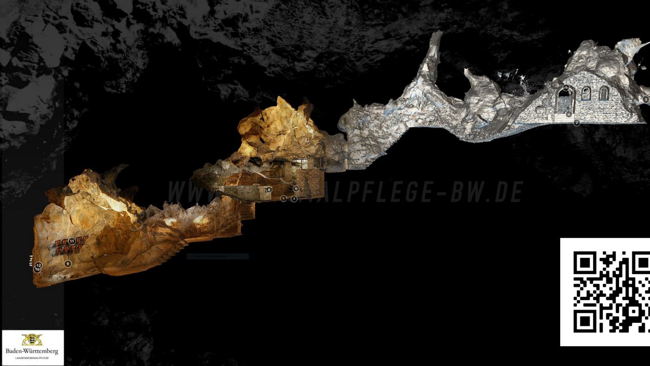 3D-Fotogrammetrische Gesamtaufnahme der Burghöhle Dietfurt aus rund 3.600 Fotos berechnet. Links: mit Fototextur, rechts: nur die Geometrie. Der im QR-Code verschlüsselte Link führt zum 3D-Modell (© Landesamt für Denkmalpflege im Regierungspräsidium Stuttgart/Modell: Christoph Steffen und Markus Steffen)