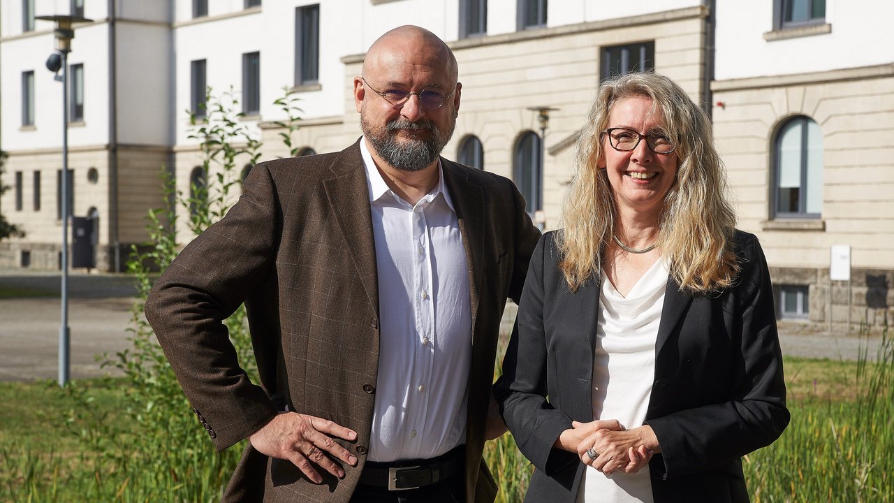 Monica Hettrich (rechts), Schulreferentin am Regierungspräsidium Stuttgart, stellt Tobias Utz (links) der Schulgemeinschaft des Landesgymnasiums für Hochbegabte als neuen Schulleiter vor.