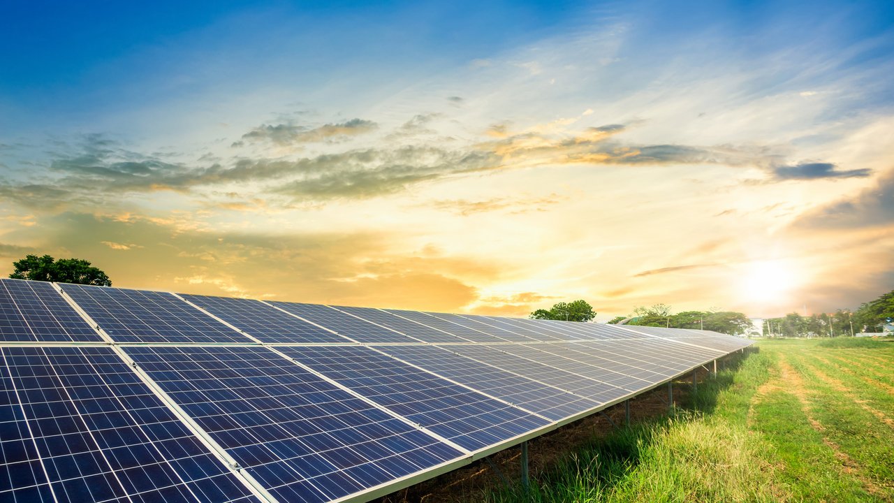 Photovoltaikanlage auf Wiese