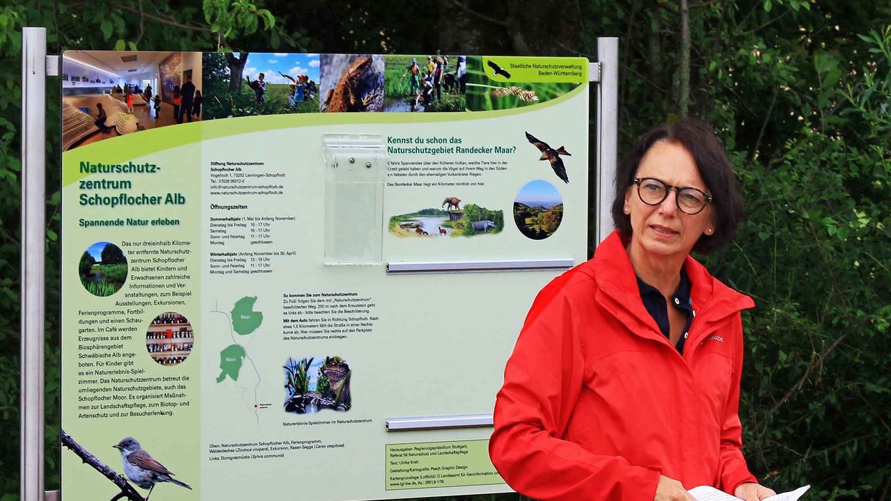 Regierungspräsidentin Susanne Bay bei der Einweihung der neuen Besucherlenkung Regierungspräsidentin Bay vor der Tafel der Besucherlenkung