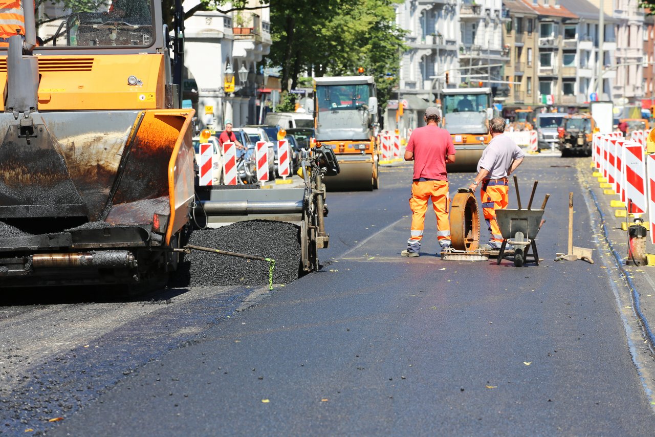 Bild zeigt einen Straßenbautrupp