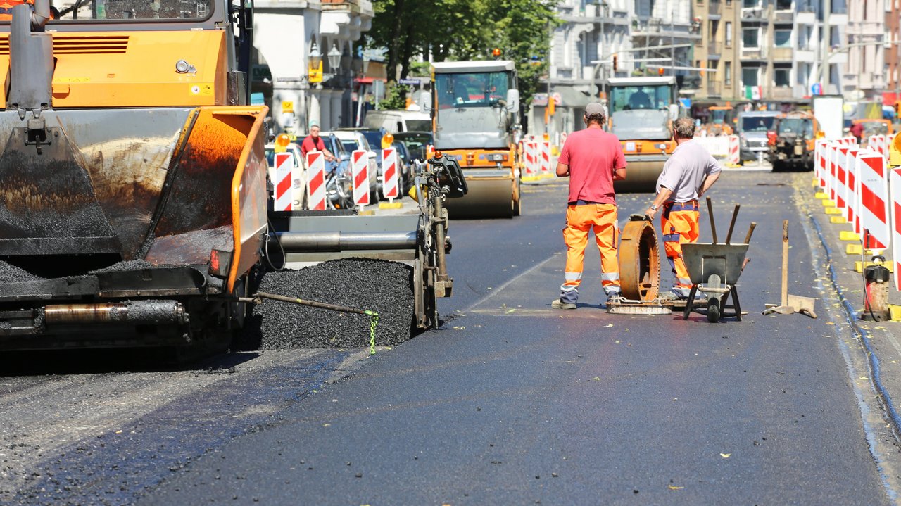 Bild zeigt einen Straßenbautrupp