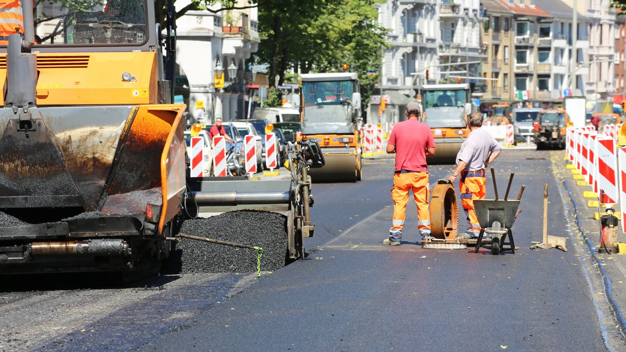 Bild zeigt einen Straßenbautrupp