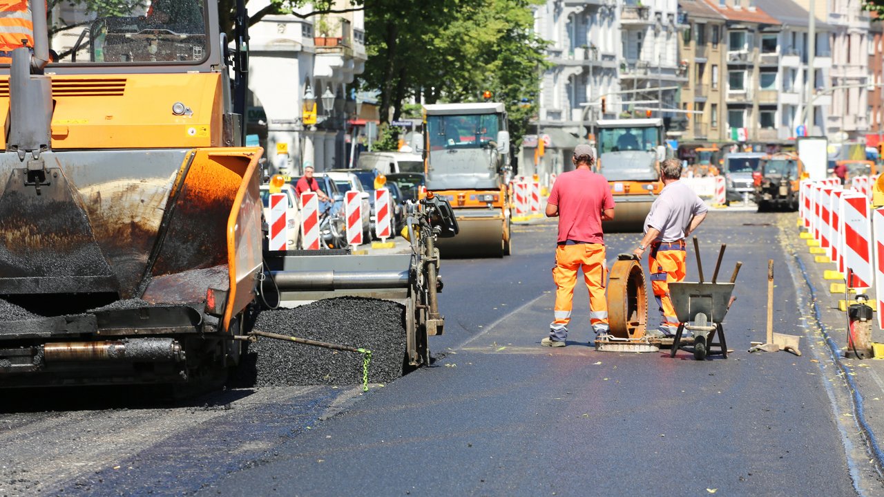 Bild zeigt einen Straßenbautrupp