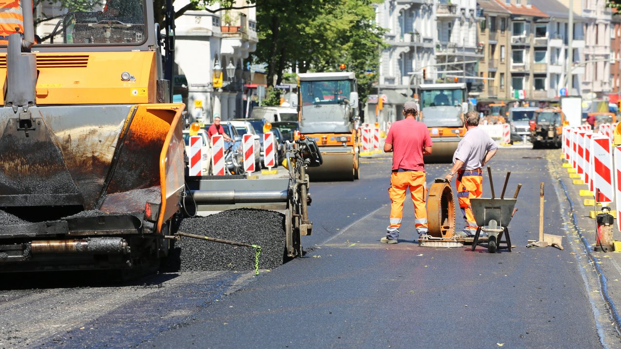 Bild zeigt einen Straßenbautrupp