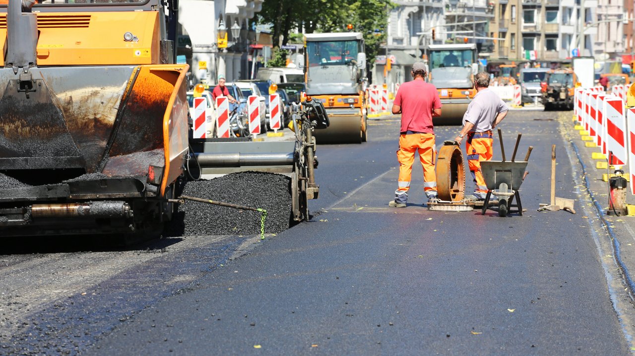 Bild zeigt einen Straßenbautrupp