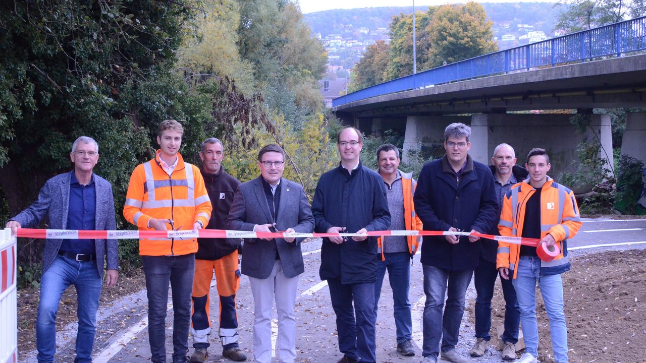 Das Band über der Straße wird von den Teilnehmern der Verkehrsfreigabe durchgeschnitten