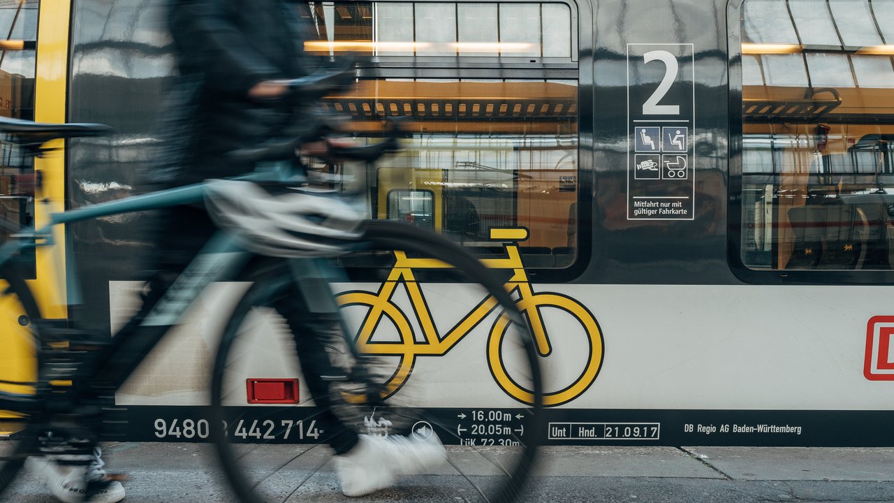Fahrrad vor Bahn