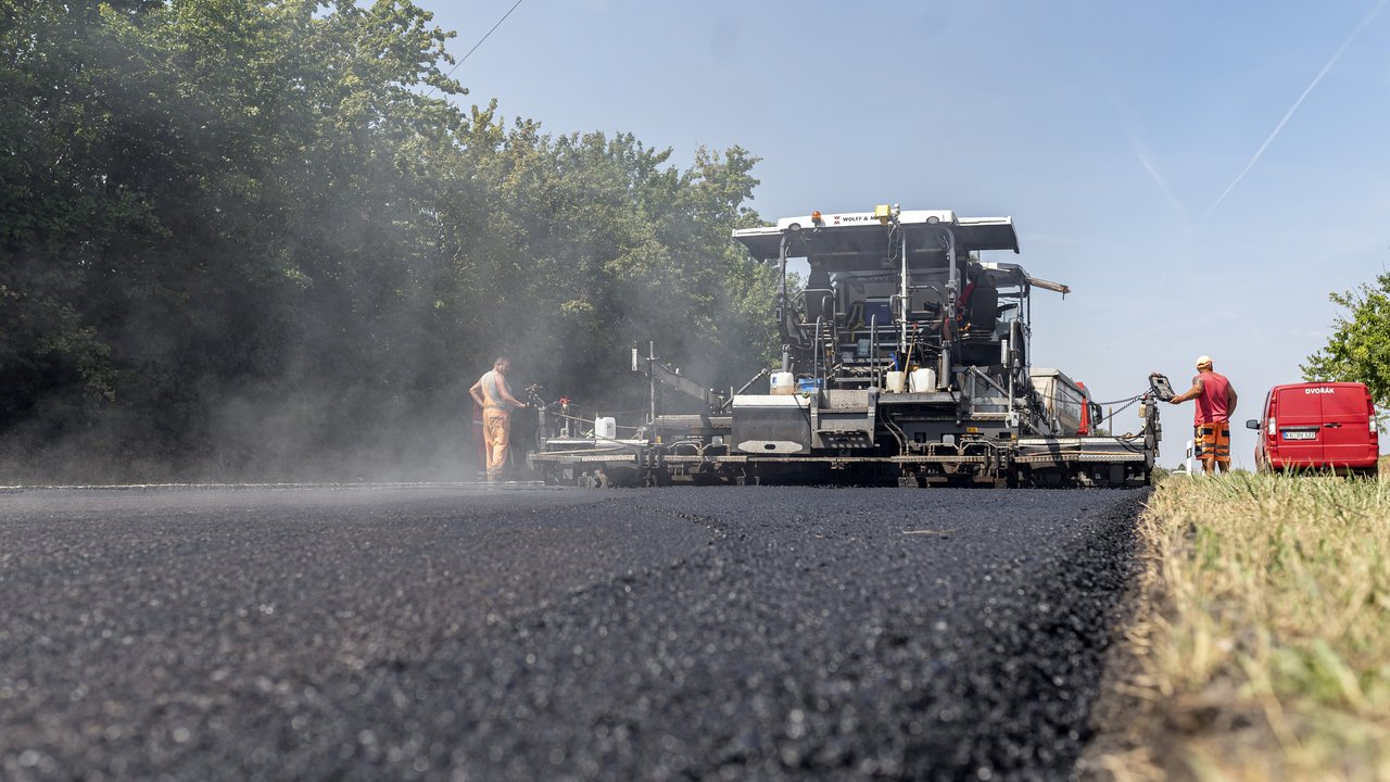 Eine Straße wird planiert