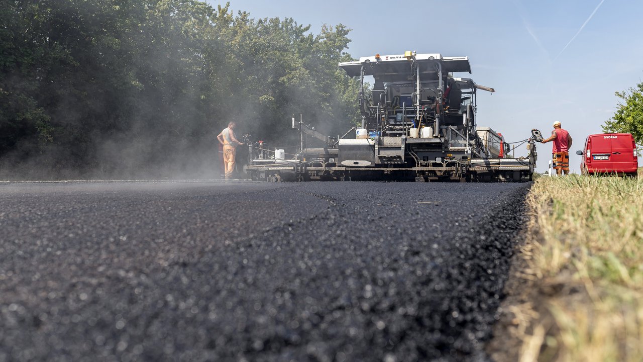 Eine Straße wird planiert