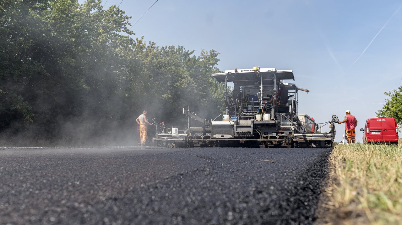 Eine Straße wird planiert