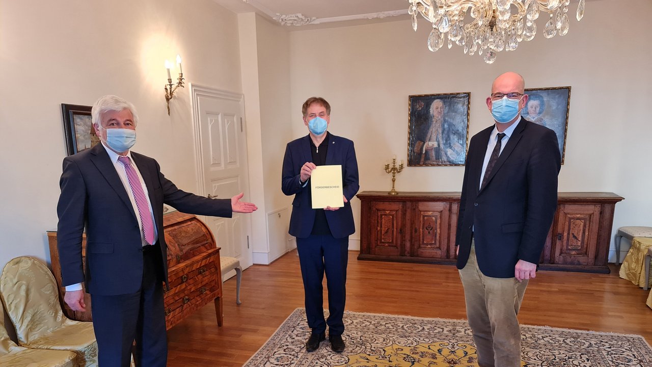 Regierungspräsident Wolfgang Reimer übergibt Förderbescheid an Oberbürgermeister Richard Arnold