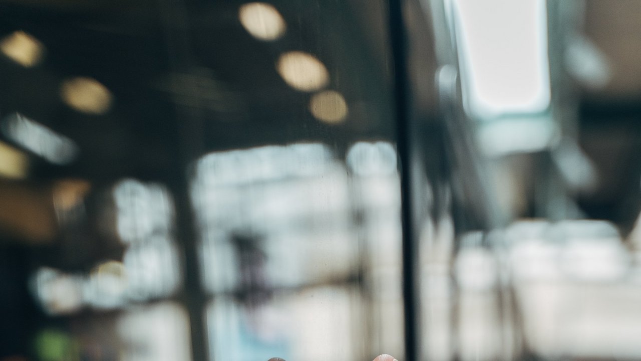 Zwei Jugendliche halten ihre Hände zu einem Herz