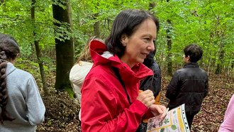 Regierungspräsidentin Bay mit Kindern im Wald