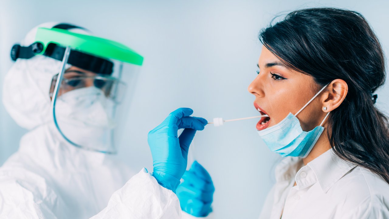 Eine Frau wird auf das Coronavirus getestet
