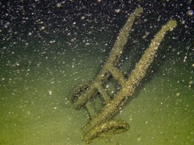 Eine von einem Wrack gestürzte hölzerne Sackkarre am Seegrund des Boden