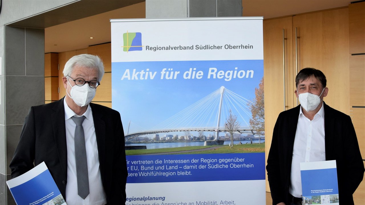 Übergabe der Veröffentlichung an Prof. Dr. Claus Wolf durch den Verbandsvorsitzenden Otto Neideck