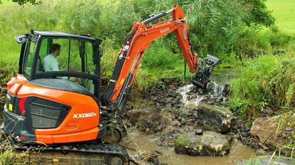 Die Natursteine der Furt wurden vorsichtig mit einem Bagger verzogen und dienen nun als Störsteine. 