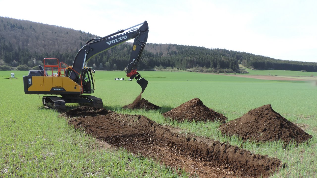 Bild zeigt Bagger auf einem Feld