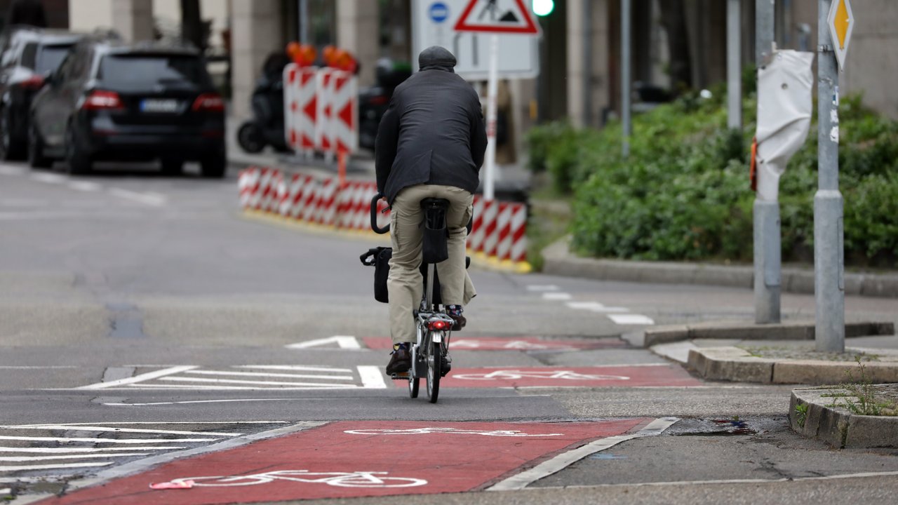 Bild zeigt einen Fahrradfahrer auf einem Radweg