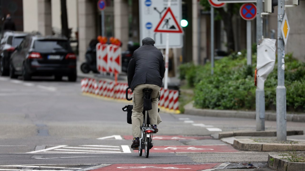 Bild zeigt einen Fahrradfahrer auf einem Radweg