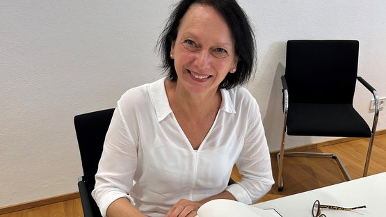 Regierungspräsidentin Bay trägt sich ins Goldene Buch der Gemeinde Rot am See ein.