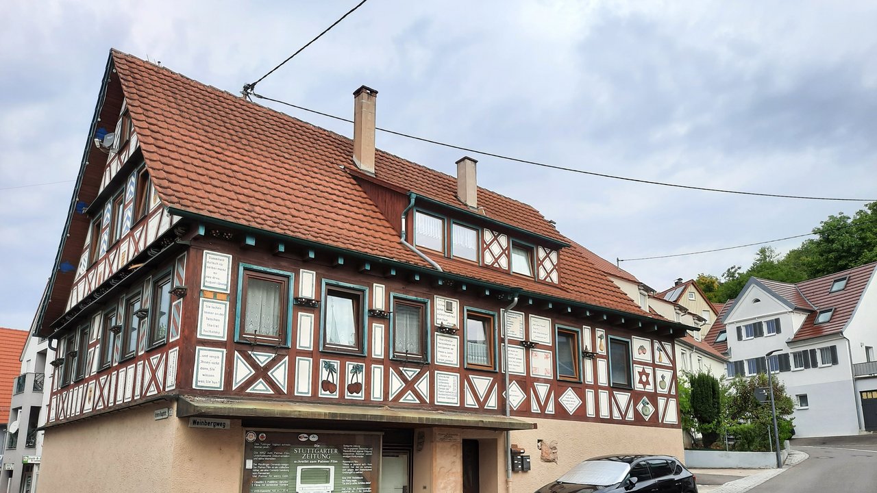 Das Haus Palmer in Geradstetten, davor steht ein schwarzes Auto