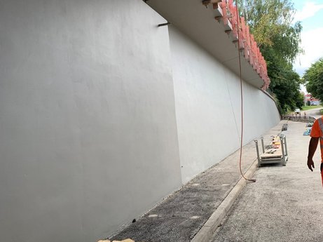Instandgesetzte Stützwand entlang der L 1016, September 2025