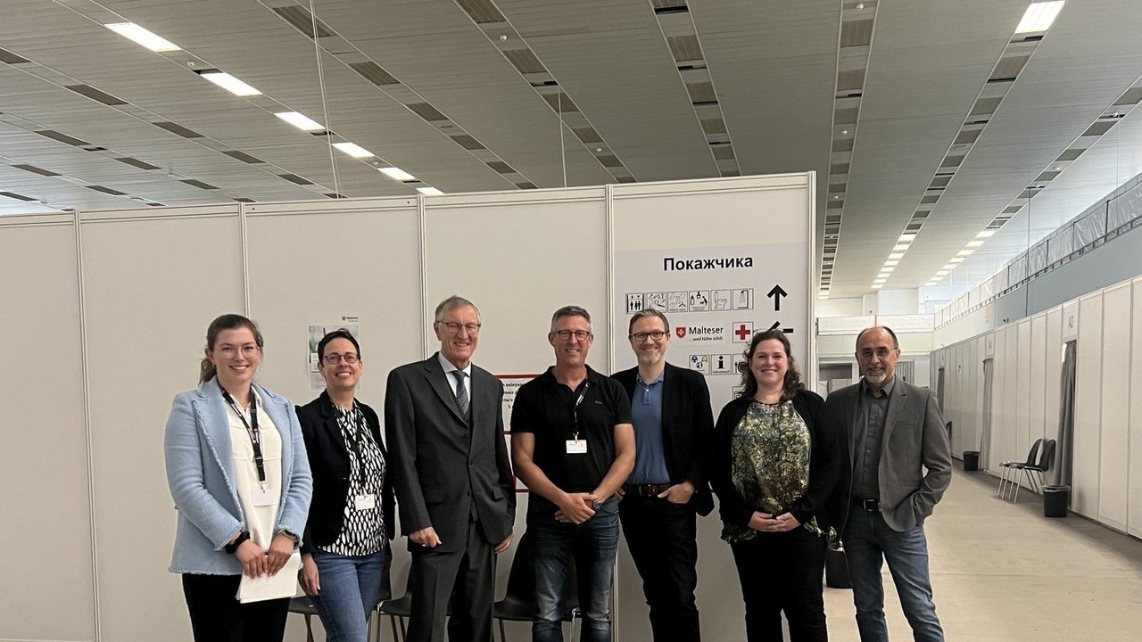 Bild zeigt Landrat Roland Bernhard, Thomas Deines, Dusan Minic, Katharina Pfister, Jochen Hirneise, Henriette Alffen, Jutta Pfänder
