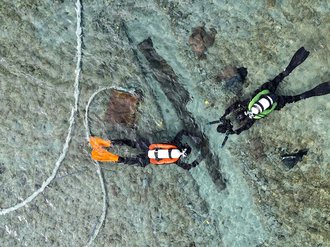 Zwei Mitglieder der Tauchgruppe des LAD bei Ausgrabungsarbeiten am Schiffswrack W338 im Bodensee