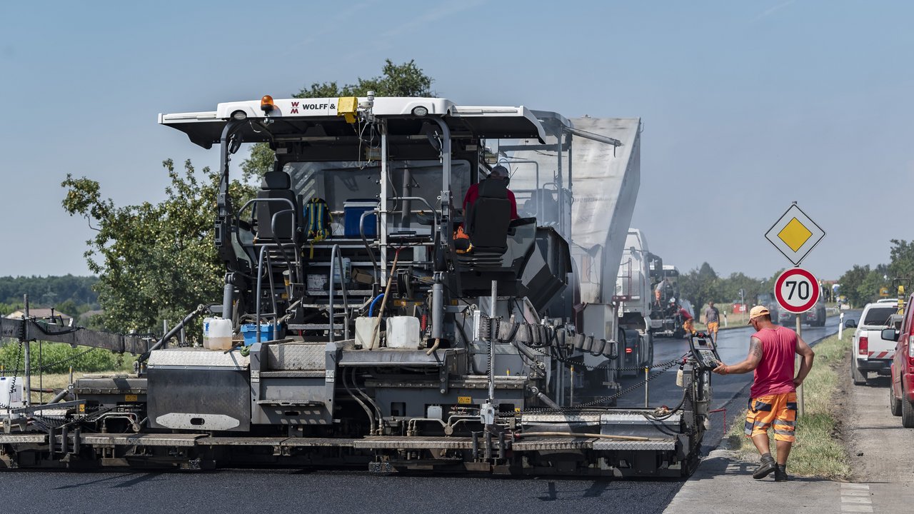 Eine Straße wird planiert