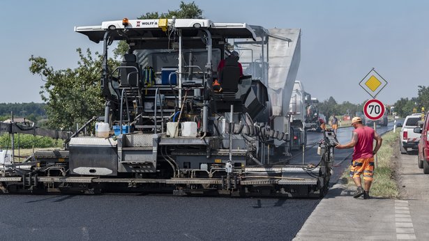 Eine Straße wird planiert