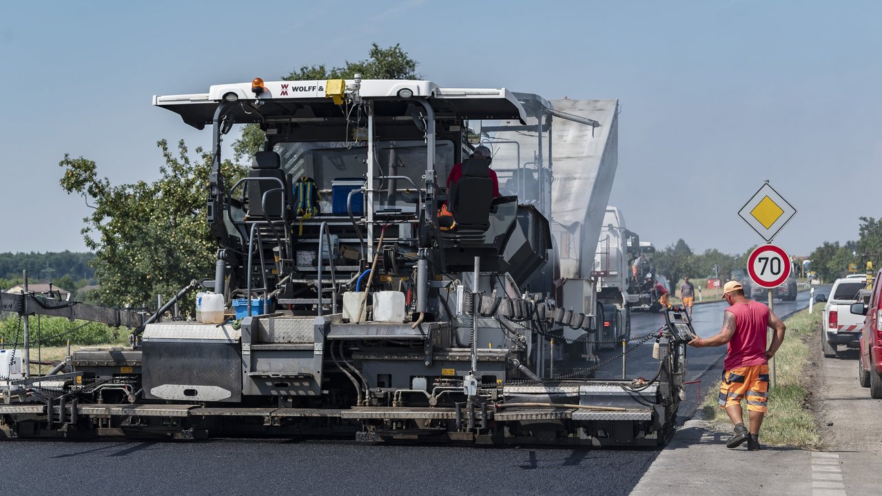 Eine Straße wird planiert