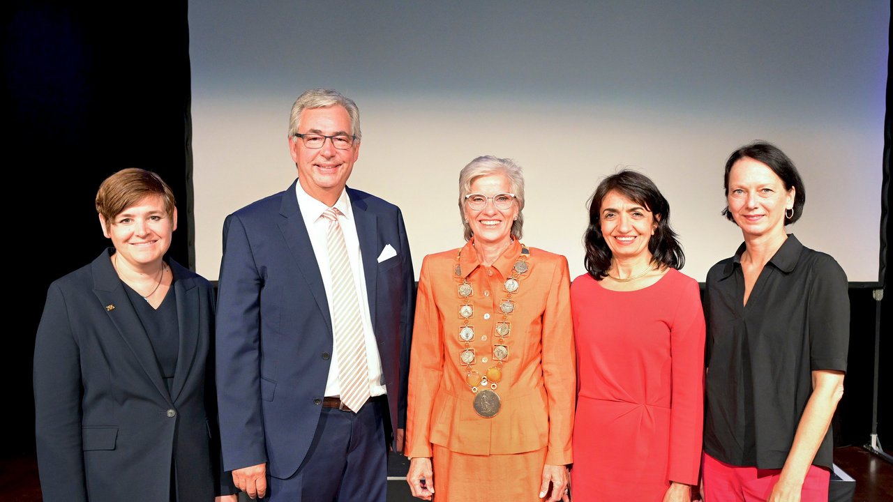 Regierungspräsidentin Susanne Bay (rechts) bedauerte bei ihrer Rede, dass es mit dem Dienstende von Oberbürgermeisterin Ursula Keck (Mitte) nur noch fünf Oberbürgermeisterinnen in Baden-Württemberg geben wird