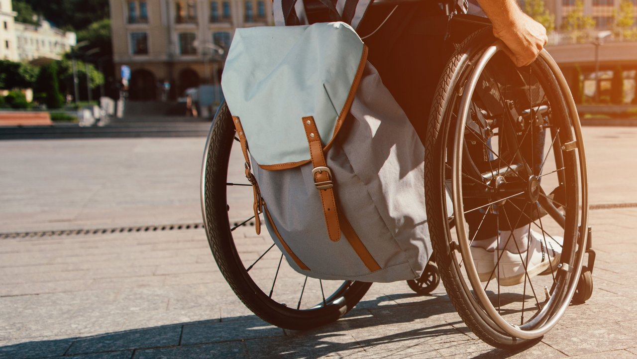Bild zeigt einen Rollstuhlfahrer von hinten