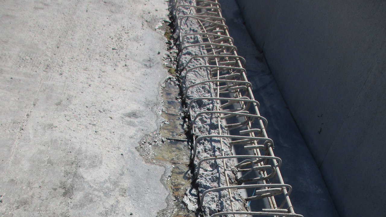 Die großenteils gut erhaltenen Armierungen an den Brückenkappen wurden mit dem Höchstwasserstrahl schonend freigelegt