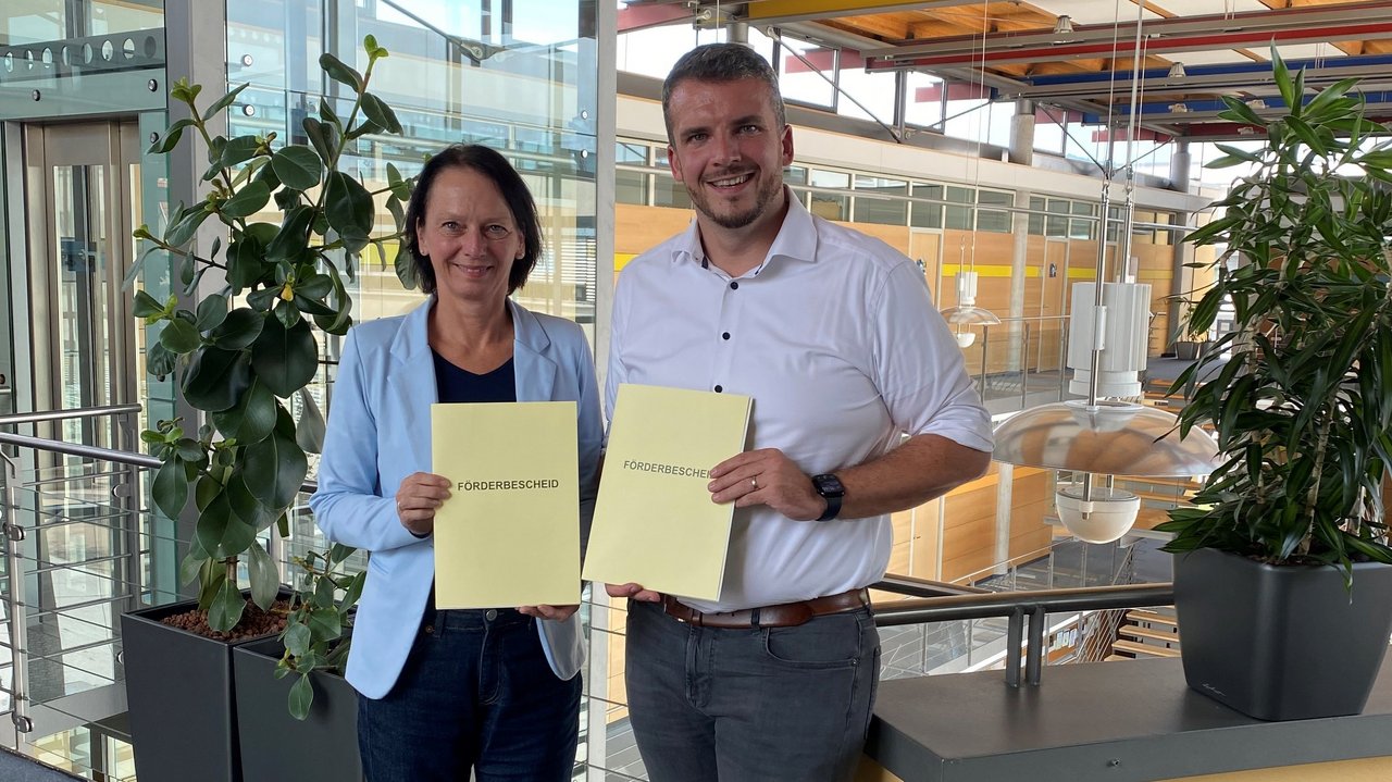 Regierungspräsidentin Susanne Bay und Bürgermeister Raimon Ahrens Rudersberg