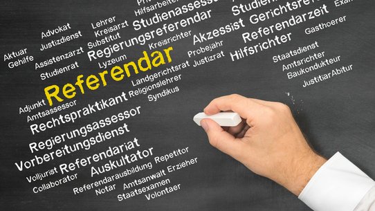 Bild zeigt Tafel mit verschiedenen Rechtsberufen