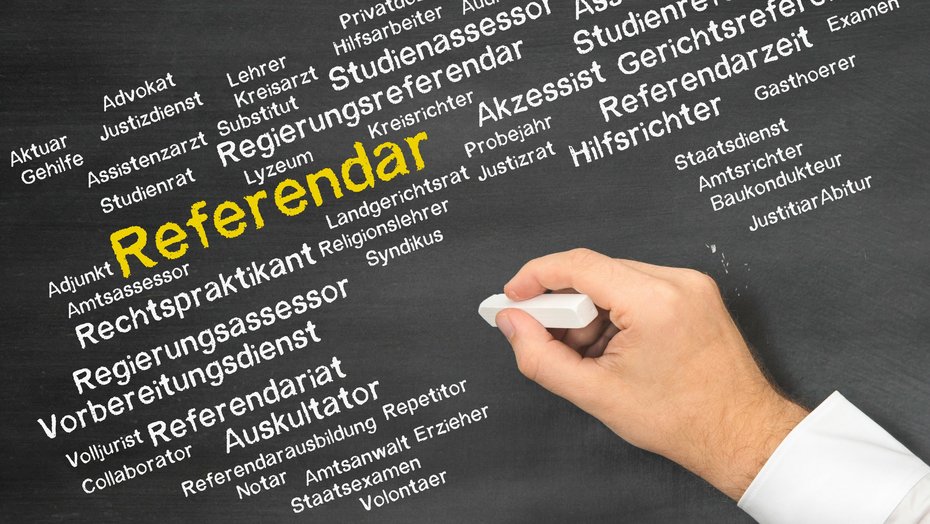 Referendar Bild zeigt Tafel mit verschiedenen Rechtsberufen