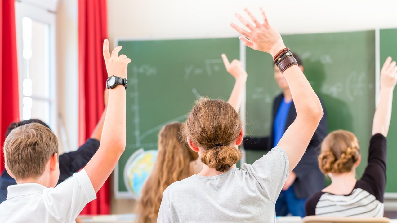 Lehrer unterrichtet Schüler in Klasse einer Schule