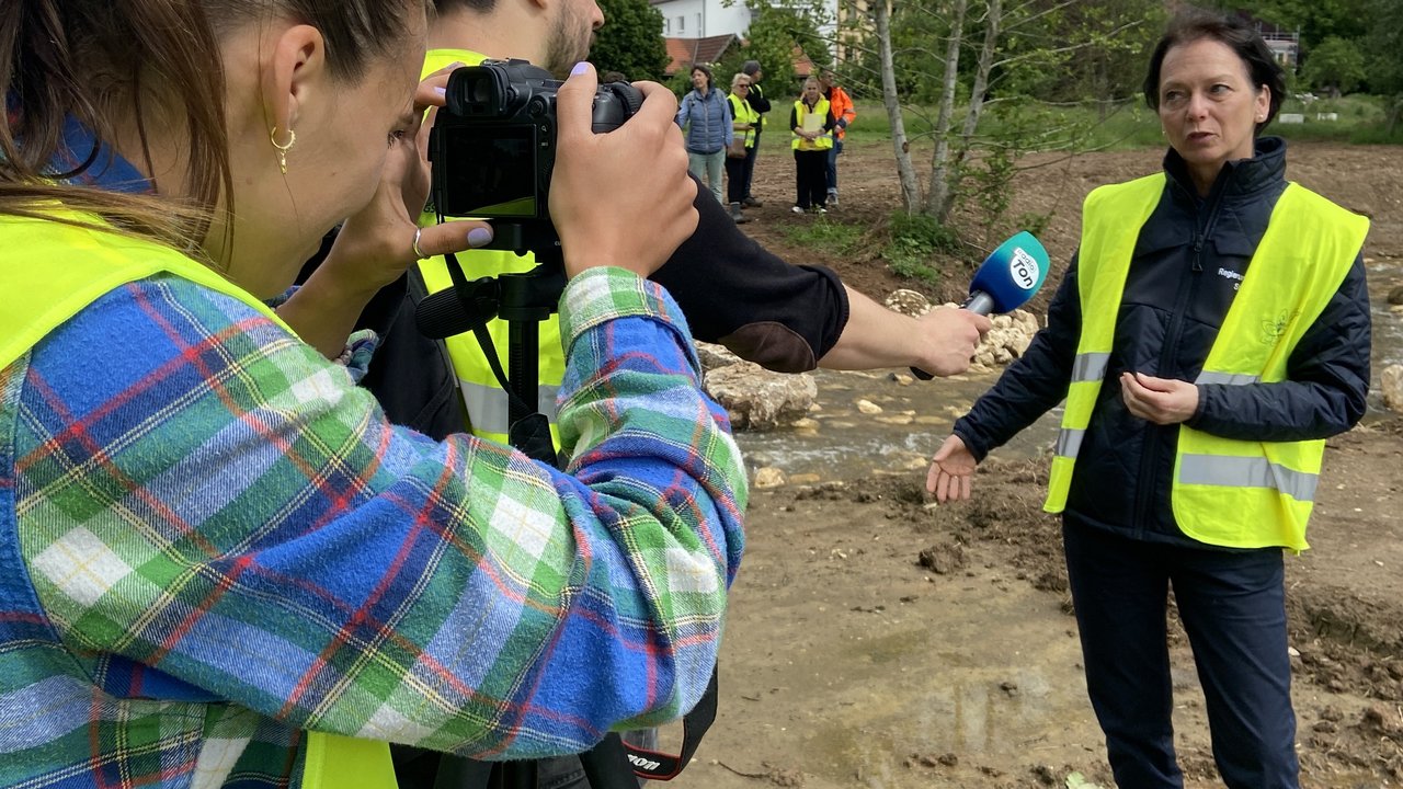 „Ich danke allen am Projekt Beteiligten für ihren großartigen Einsatz für die Jagst“, betonte Regierungspräsidentin Bay. „Wir wollen Strukturen – und somit Lebensraum – schaffen für alle Lebewesen. Durch eine Mittelwasserrinne versuchen wir außerdem dem Klimawandel und seinen Folgen für Fließgewässer entgegenzuwirken, damit immer eine ausreichende Wassertiefe für die heimischen Fischarten vorhanden ist. Ich danke allen am Projekt Beteiligten für ihren großartigen Einsatz für die Jagst“, betonte Regierungspräsidentin Bay.