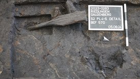 uf das Jahr 585 v. Chr. datierter Holzgegenstand, den die Erbauer nach Fertigstellung außerhalb der Grabkammer zurückgelassen haben